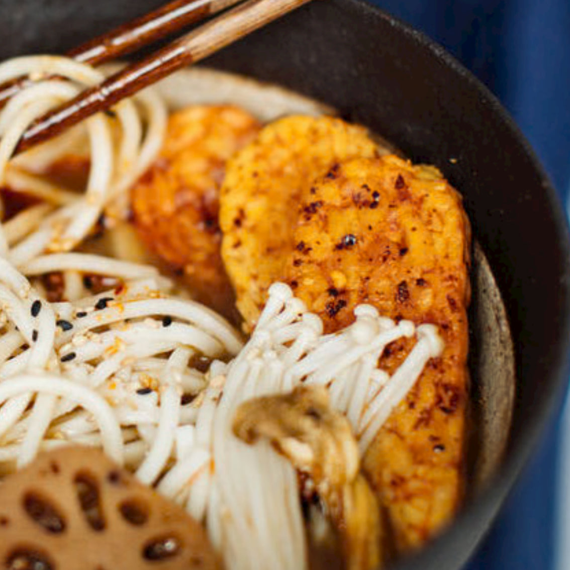 gebratenes Tempeh in einer TADA Ramen Schale